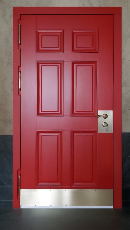 Красная дверь с отбойником