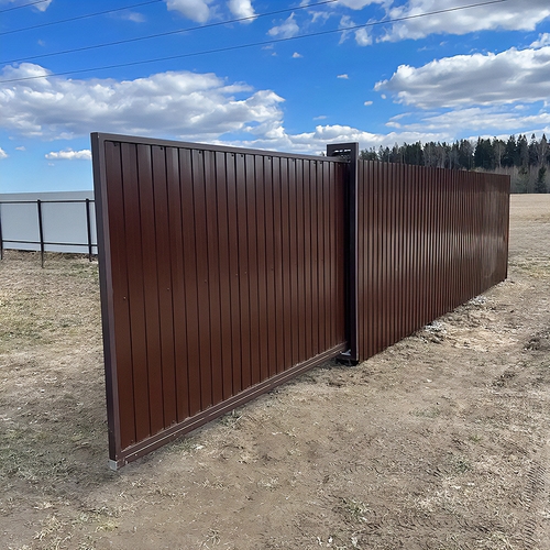 Откатные ворота с коричневым профлистом