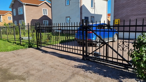 Откатные ворота для загородного дома